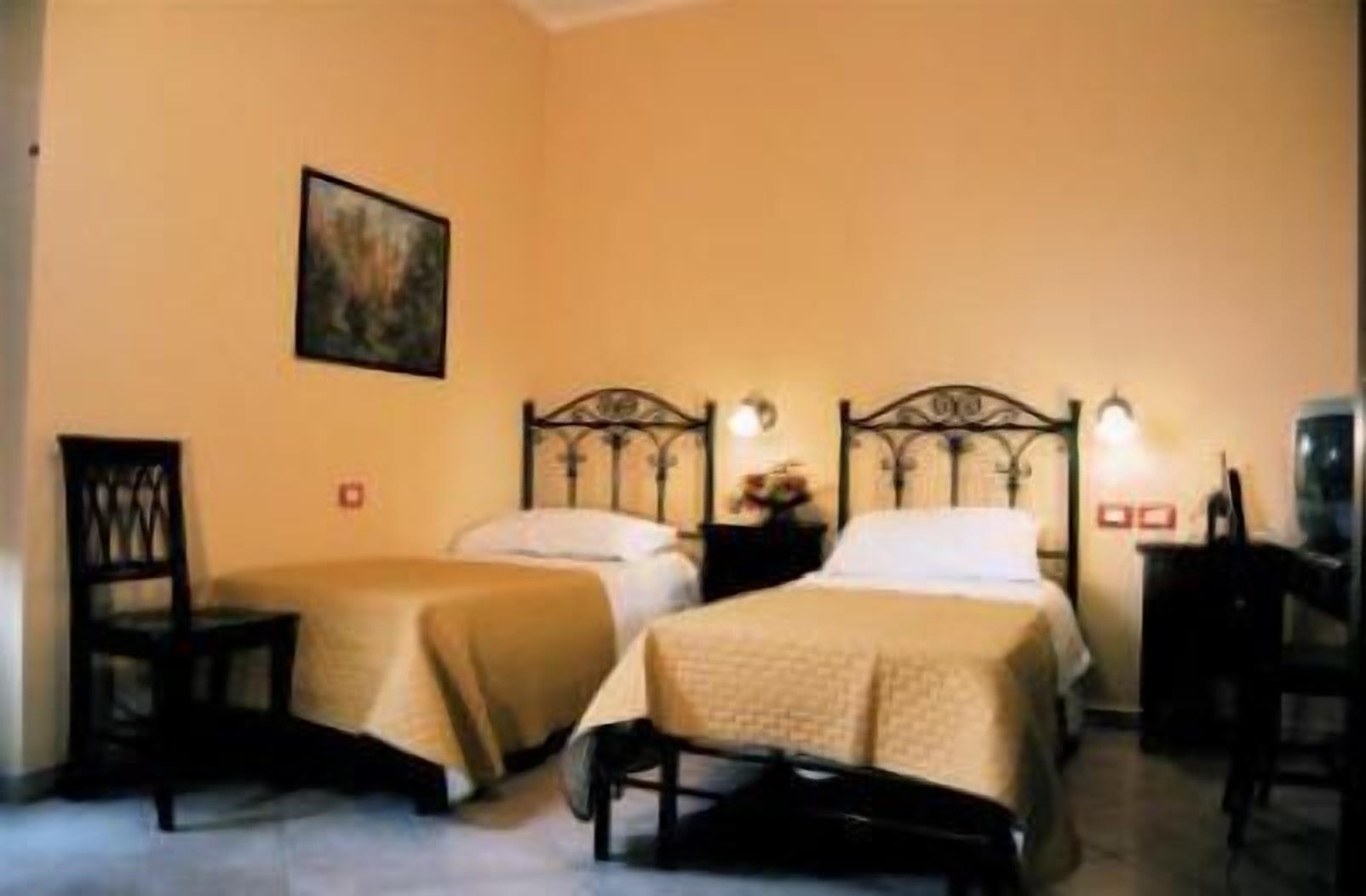 Columbia Hotel 2*