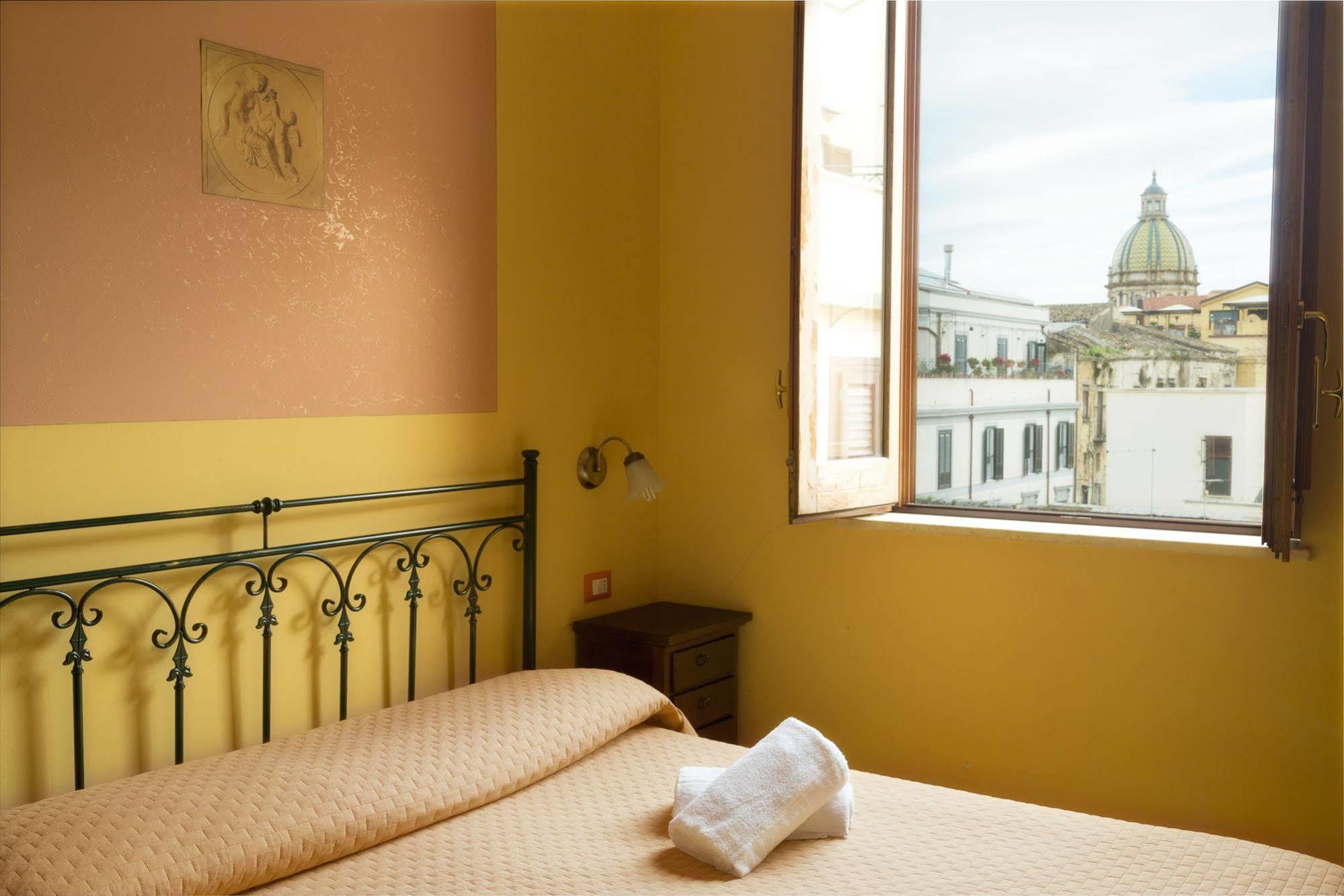 Columbia Hotel 2*